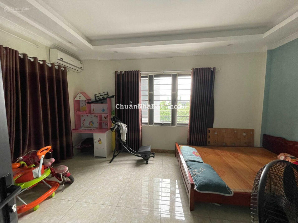 Cần bán gấp căn nhà 3,5 tầng tại Thanh Am, Thượng Thanh, nhà lô góc, gần đường to, giá 3,8 tỷ