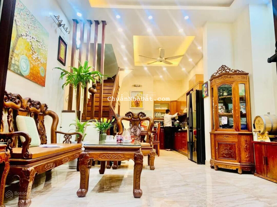 Bán nhà Phố Tư Đình, SD 37m2 x 5 tầng, full nội thất, gần ô tô, giá nhỉnh 3 tỷ