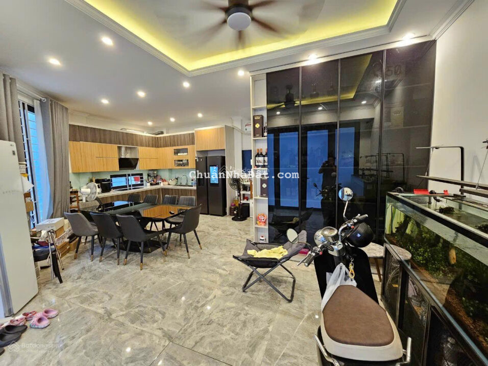 Bán nhà phố Tư Đình - Cổ Linh 39m2 - 5 tầng ô tô đỗ cửa - Lô góc đầy đủ nội thất giá 4,85 tỷ