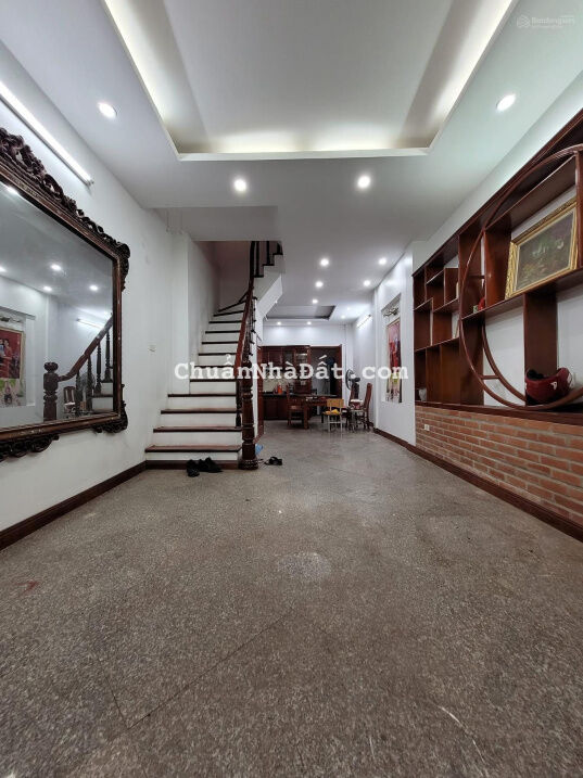 Ngô Gia Tự, Long Biên, vị trí đắc địa, gần phố, tiện ích ở sướng 40m2 4tầng, 3,3tỷ