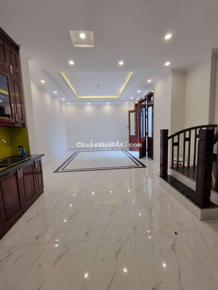 Bán nhà 40 m2 xây 5 tầng ô tô cách nhà 10 mét