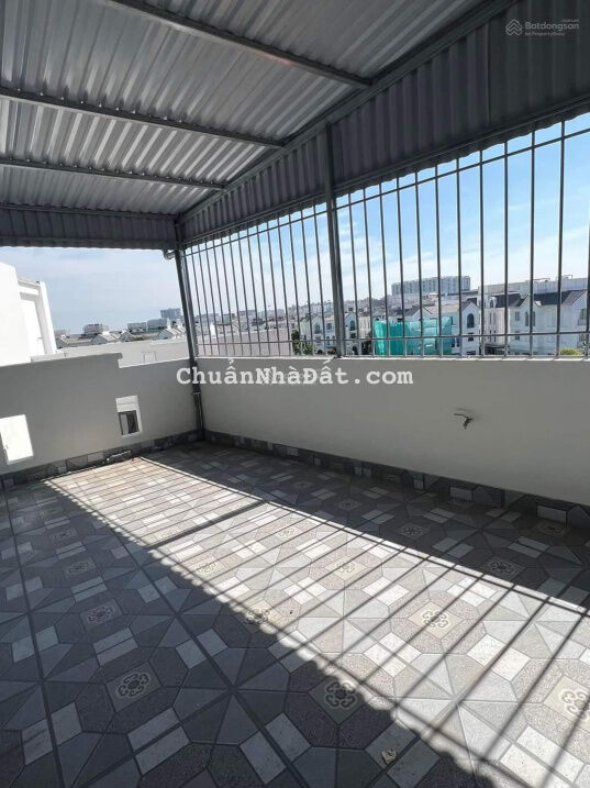 Bán nhà Nguyễn Văn Cừ DT 40m2 - MT 4m - giá 3,9tỷ. tặng nội thất nhà mới kính koong sách vali về ở