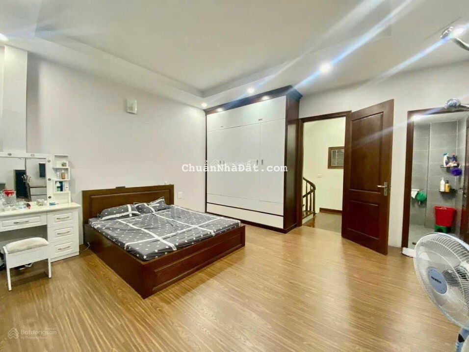 Bán nhà Bồ Đề 40m2, 4 tầng, gần hồ, nội thất đẹp, giá nào cũng bán. Chỉ 4.3 tỷ có thương lượng Bán nhà Bồ Đề 40m2, 4 tầng, gần hồ, nội thất đẹp, giá nào cũng bán. Chỉ 4.3 tỷ có thương lượng