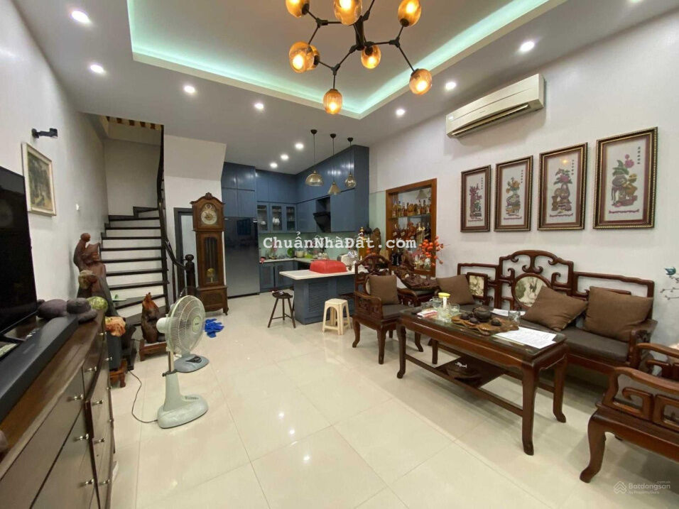 Bán nhà phố Hồng Tiến 40m2, 5 T, ngõ ô tô đi qua, nhà dân xây, nội thất đẹp. Chỉ 4.3 tỷ có gia lộc Bán nhà phố Hồng Tiến 40m2, 5 T, ngõ ô tô đi qua, nhà dân xây, nội thất đẹp. Chỉ 4.3 tỷ có gia lộc