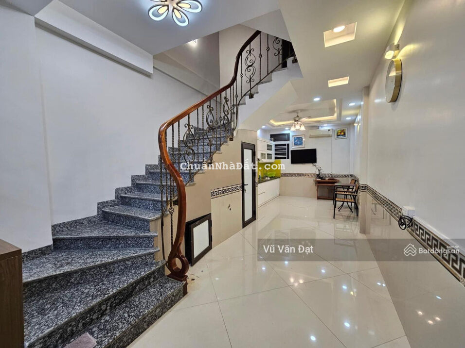 Siêu nhà Bồ Đề. Cách 1 nhà ra MP. 20m ra hồ uỷ ban phường Bồ Đề. 42m2 4 tầng 2 thoáng. Chào 4.5tỷ Siêu nhà Bồ Đề. Cách 1 nhà ra MP. 20m ra hồ uỷ ban phường Bồ Đề. 42m2 4 tầng 2 thoáng. Chào 4.5tỷ