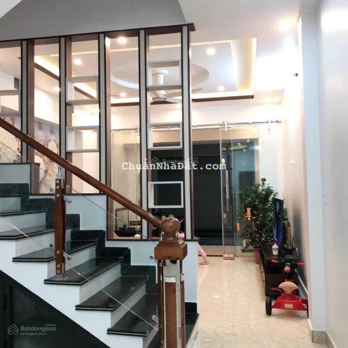 Bán Gấp nhà Phố Ái Mộ, 42m Xây 5 tầng, Tặng Nội thất, Ô tô đỗ gần, 3 bước ra phố