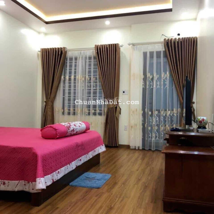 Bán Gấp nhà Phố Ái Mộ, 42m Xây 5 tầng, Tặng Nội thất, Ô tô đỗ gần, 3 bước ra phố