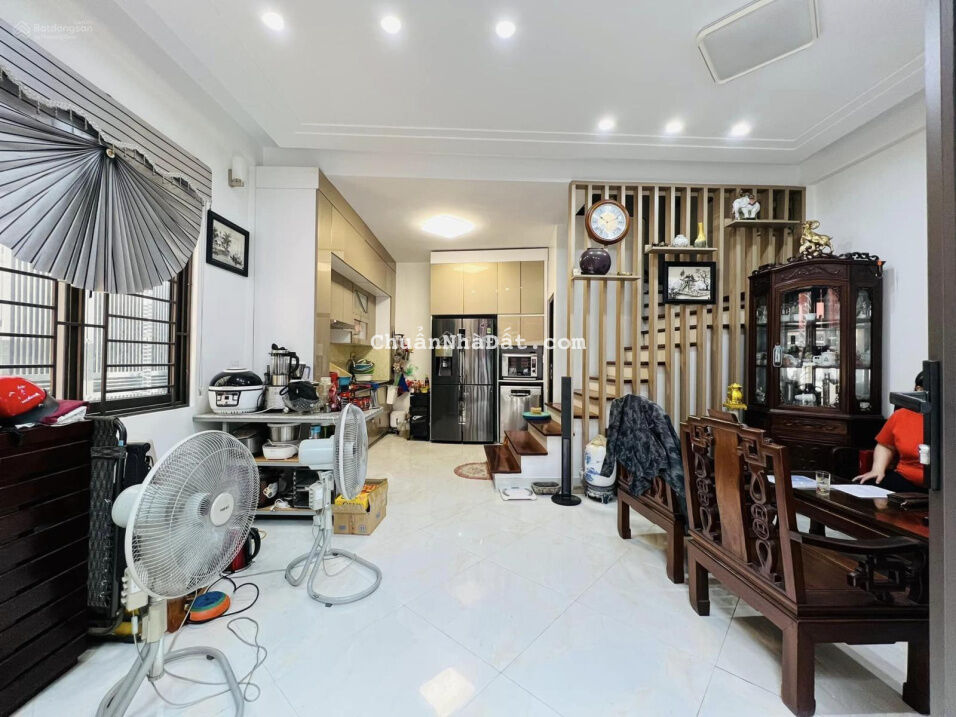 Bán gấp nhà Hoàng Như Tiếp, Bồ Đề 42m2, 5T, tặng nội thất, ô tô đỗ cổng, bớt mạnh, giá chỉ 3.9 tỷ Bán gấp nhà Hoàng Như Tiếp, Bồ Đề 42m2, 5T, tặng nội thất, ô tô đỗ cổng, bớt mạnh, giá chỉ 3.9 tỷ