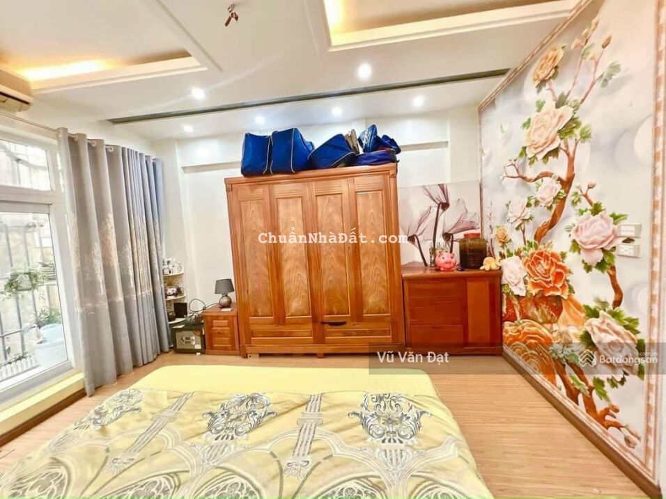 Bán nhà Bồ Đề cách 3 nhà ra mặt phố 43m2 5 tầng mặt tiền 4.5m ngõ 2.5m. Dân xây còn mới