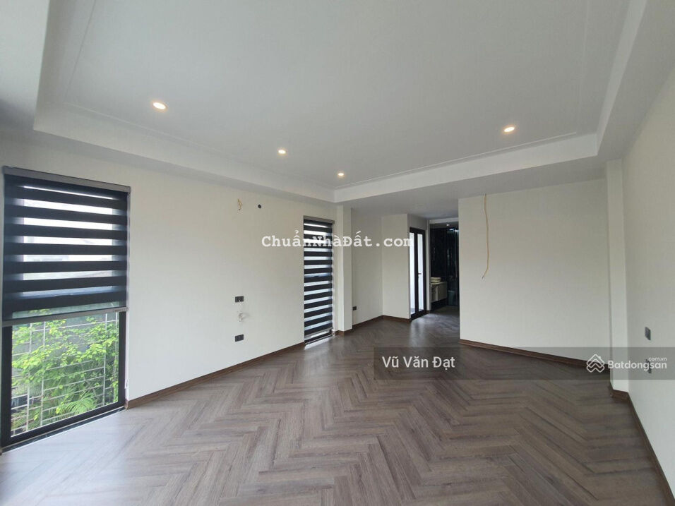 Bán nhà Bồ Đề 43m2 6 T thang máy. Lô góc. Ôtô cách 2 nhà ra mặt phố. Điểm đỗ 20 ô tô. Gần cầu 6.5tỷ