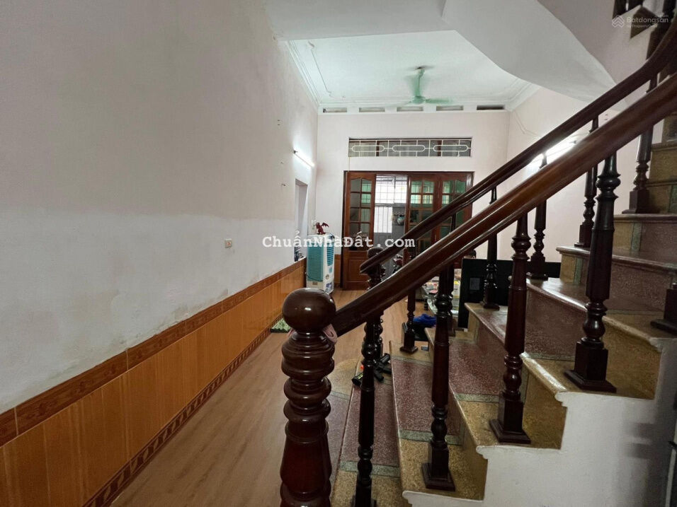 Bán nhà phố Gia Quất - Long Biên 45m, giá 3,1tỷ. Nhà khung cột, ngõ nông, thông, ô tô đỗ cửa