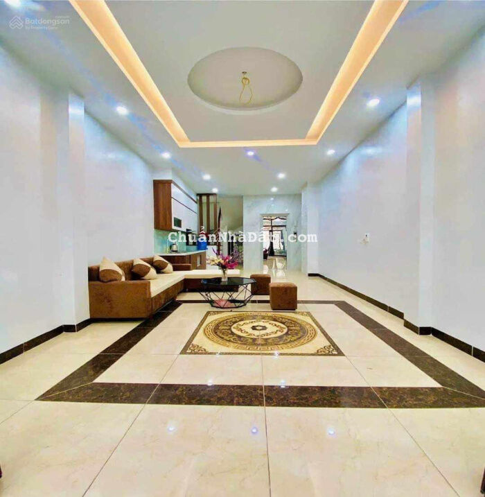 Bán nhà đẹp phố Ngọc Lâm thông ra Nguyễn Văn Cừ, 46m2 - 5 tầng, thang máy, giá 6.5 tỷ