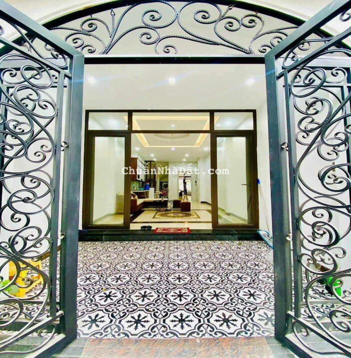 Bán nhà đẹp phố Ngọc Lâm thông ra Nguyễn Văn Cừ, 46m2 - 5 tầng, thang máy, giá 6.5 tỷ