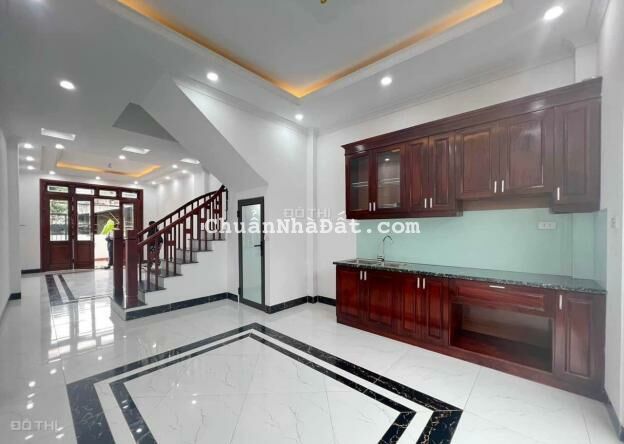 Bán nhà Cổ Linh đối diện Aeon Mall Long Biên 48m2 4 tầng có sân để xe giá 3,99 tỷ. Bán nhà Cổ Linh đối diện Aeon Mall Long Biên 48m2 4 tầng có sân để xe giá 3,99 tỷ.