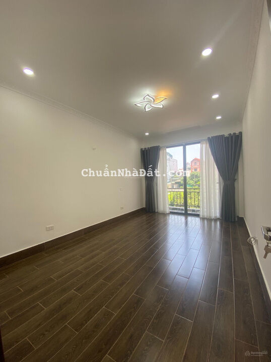 Cách 2 nhà ra mặt phố có sân rộng để được 20 xe máy. Bán nhà Bồ Đề 50m2 5 tầng, 4.8 tỷ