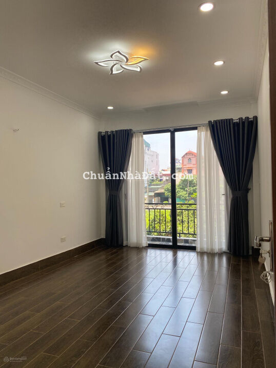 Cách 2 nhà ra mặt phố có sân rộng để được 20 xe máy. Bán nhà Bồ Đề 50m2 5 tầng, 4.8 tỷ