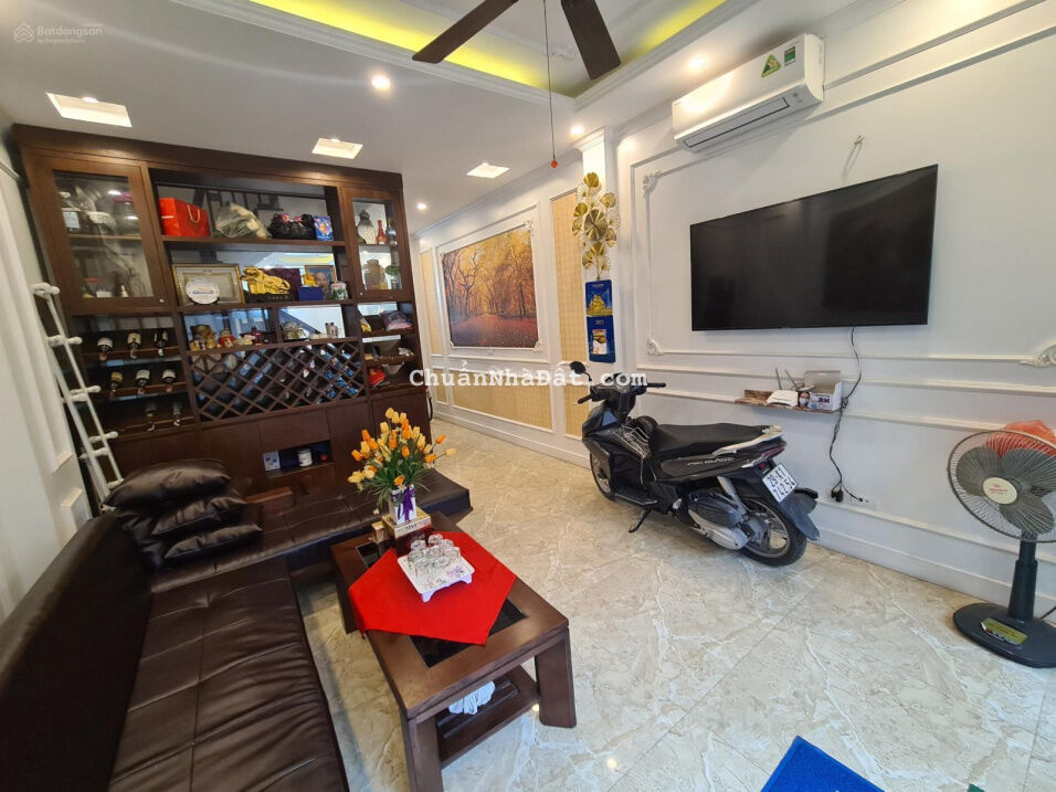 Bán nhà Bồ Đề, LB 55m2, 5 tầng, ngõ ô tô thông, tặng full nội thất, view hồ thoáng mát, chỉ 6.6 tỷ