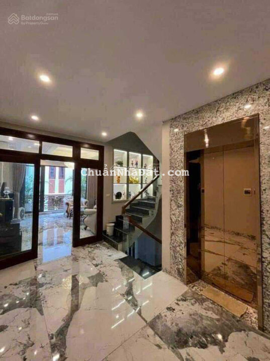 Sốc! Hạ 2tỷ để bán nhà phố Nguyễn Văn Cừ gara ô tô thang máy, full nội thất 60m2 6 tầng giá 11.5tỷ