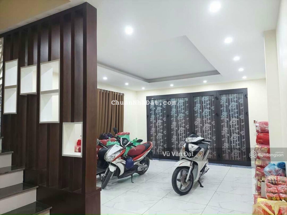Cô Lan bán chè bán nhà Hồng Tiến 65m2 5 tầng ngõ thông. Gara oto 7 chỗ. Ô chờ thang máy