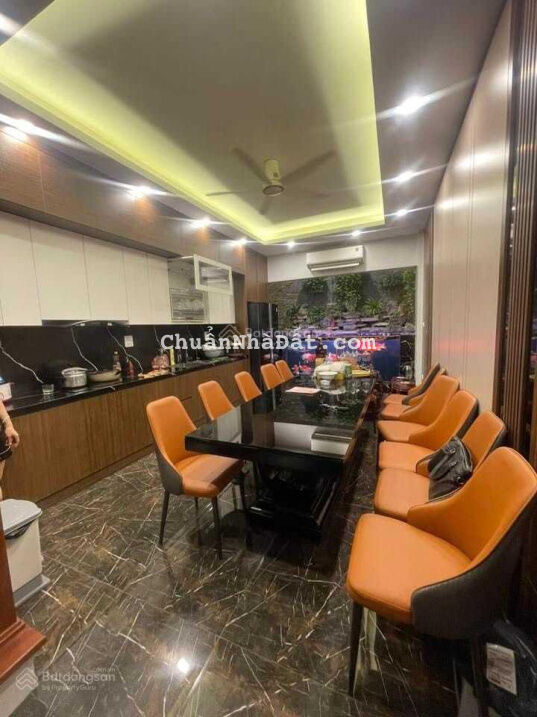 Siêu phẩm an sinh, phố Nguyễn Sơn, 77m2 5 tầng, gara - thang máy - giá hơn 11 tỷ