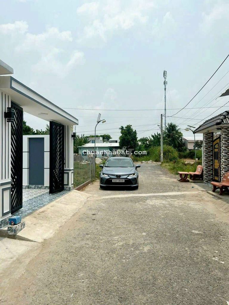 Nhà mới xây có sân đậu xe hơi gần Bệnh viện Đa Khoa tỉnh Vĩnh Long