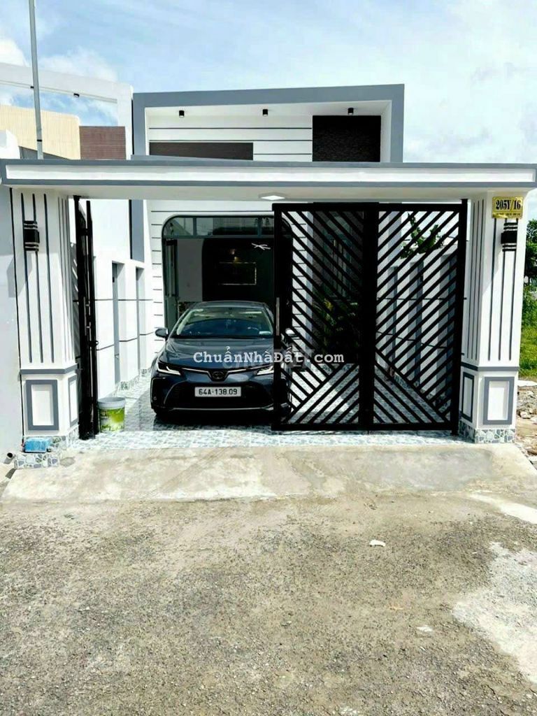 Nhà mới xây có sân đậu xe hơi gần Bệnh viện Đa Khoa tỉnh Vĩnh Long
