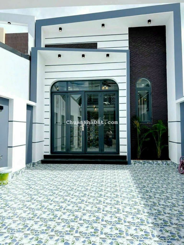 Nhà mới xây có sân đậu xe hơi gần Bệnh viện Đa Khoa tỉnh Vĩnh Long