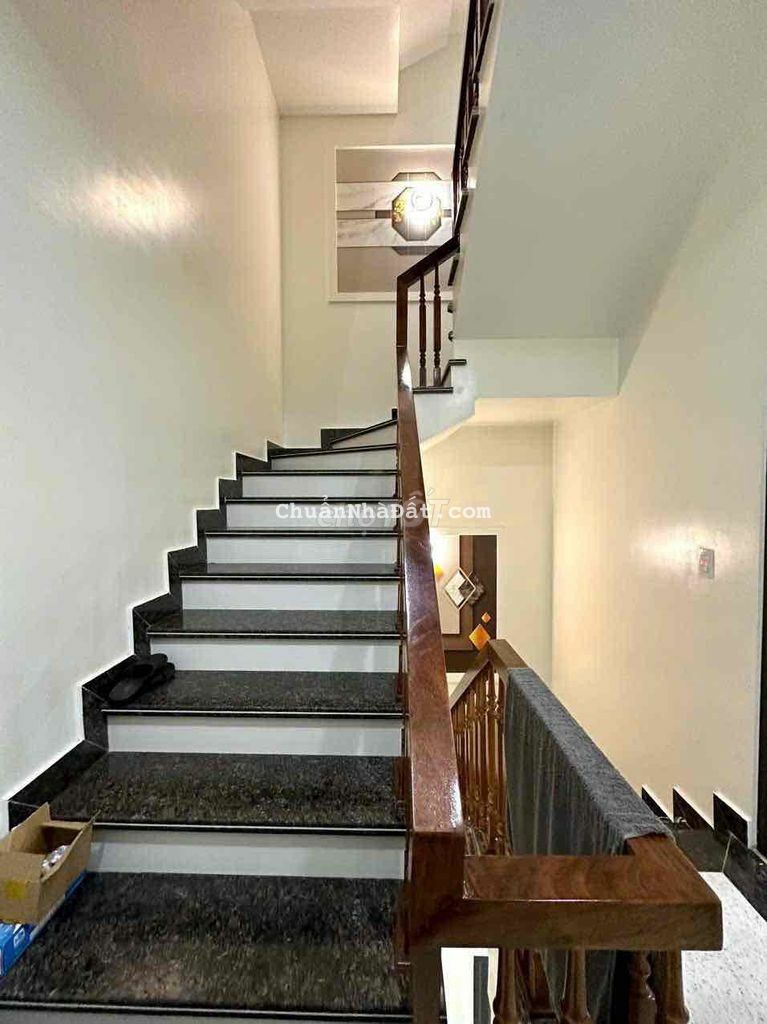 Nhà xây mới Trần Nguyên Hãn, sân cổng, ngõ nông