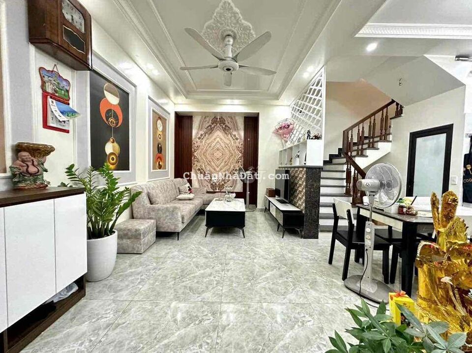 Nhà xây mới Trần Nguyên Hãn, sân cổng, ngõ nông