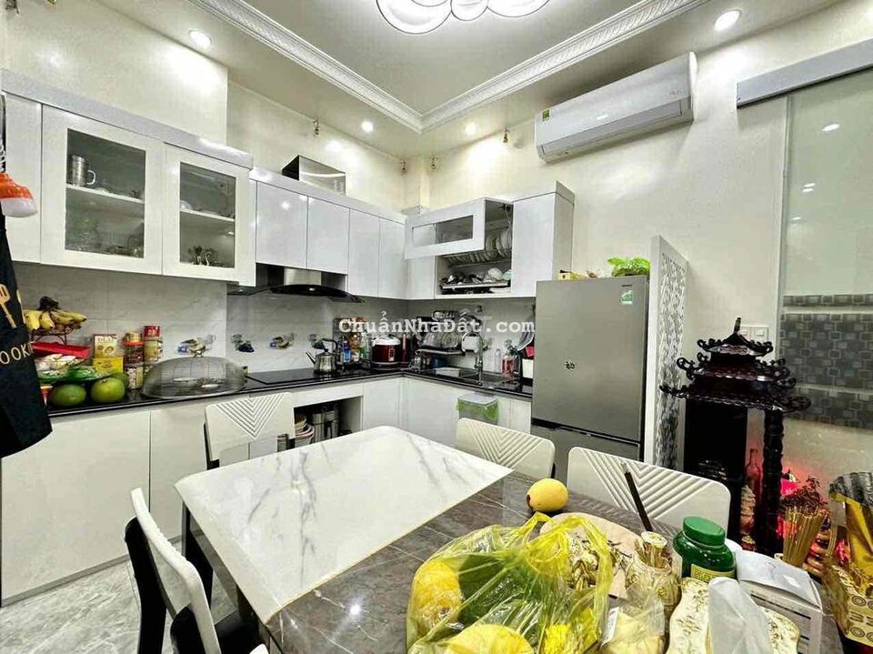 Nhà xây mới Trần Nguyên Hãn, sân cổng, ngõ nông