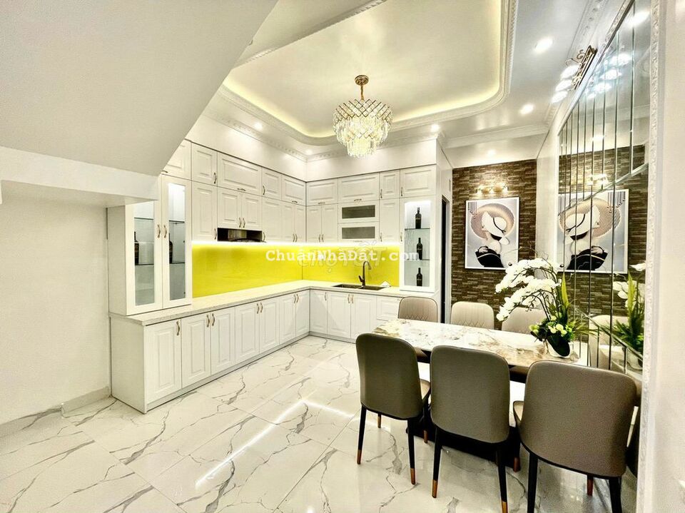 Siêu phẩm sau Aeon Mall oto đỗ cửa, nội thất xịn xò