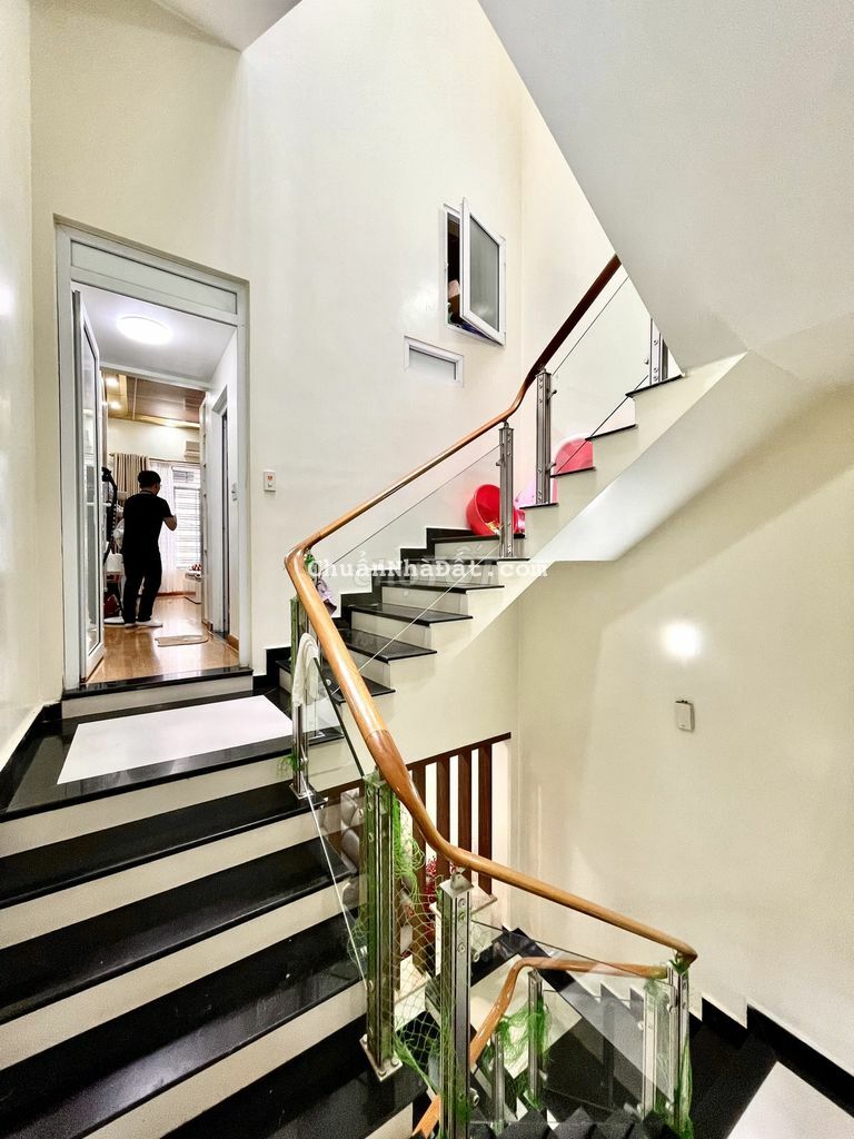 Nhà dân xây phố trung tâm Nguyễn Đức Cảnh, Cách 20m ra mặt đường