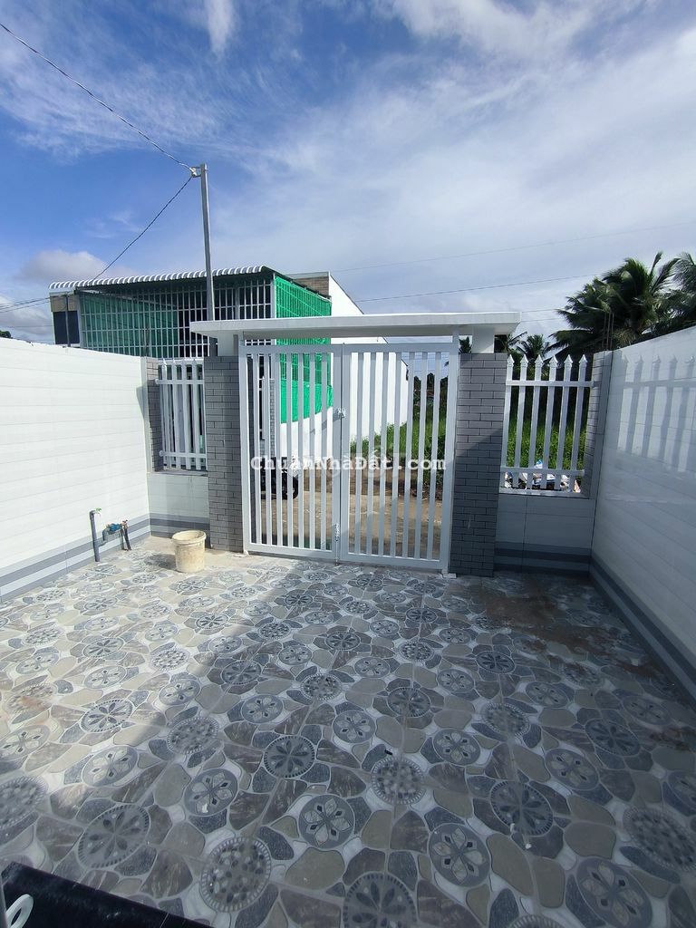 NHÀ MỚI CÁCH 150M HUYỆN LỘ 93 - CÓ CHỦ QUYỀN NHÀ - GIÁ 1 TỶ 350TR.