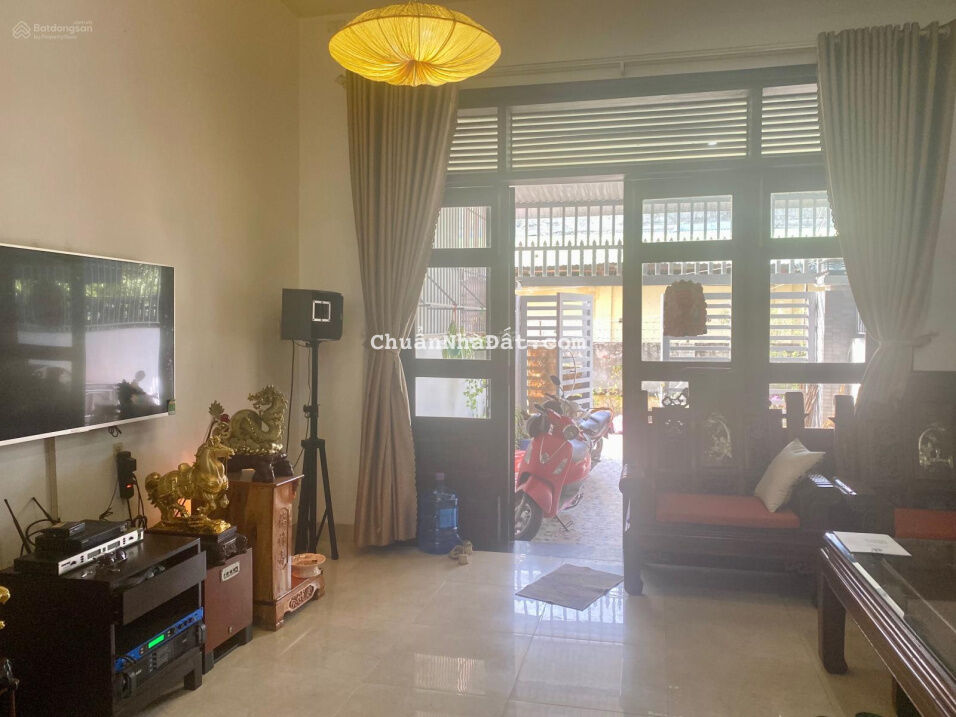 Bán nhà 3 tầng đường ô tô hẻm Nguyễn Chích, Vĩnh Hoà, Nha Trang. DT: 100m2. Giá: 4,5 tỷ. Hướng nam Bán nhà 3 tầng đường ô tô hẻm Nguyễn Chích, Vĩnh Hoà, Nha Trang. DT: 100m2. Giá: 4,5 tỷ. Hướng nam