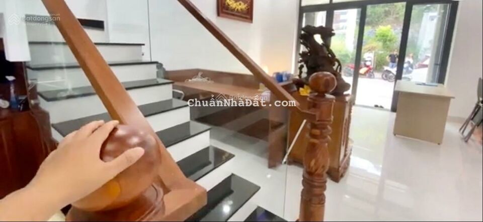 Bán nhà 2T. Khu tái định cư Vĩnh Thái, Nha Trang. DT 150m2. Sổ hồng. Giá 4,850 tỷ. LH: 0931183878