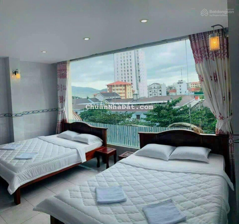 Bán khách sạn, nhà hàng, gần biển, DT 218,5 m2, ngang 10 - giá 21,5 tỷ