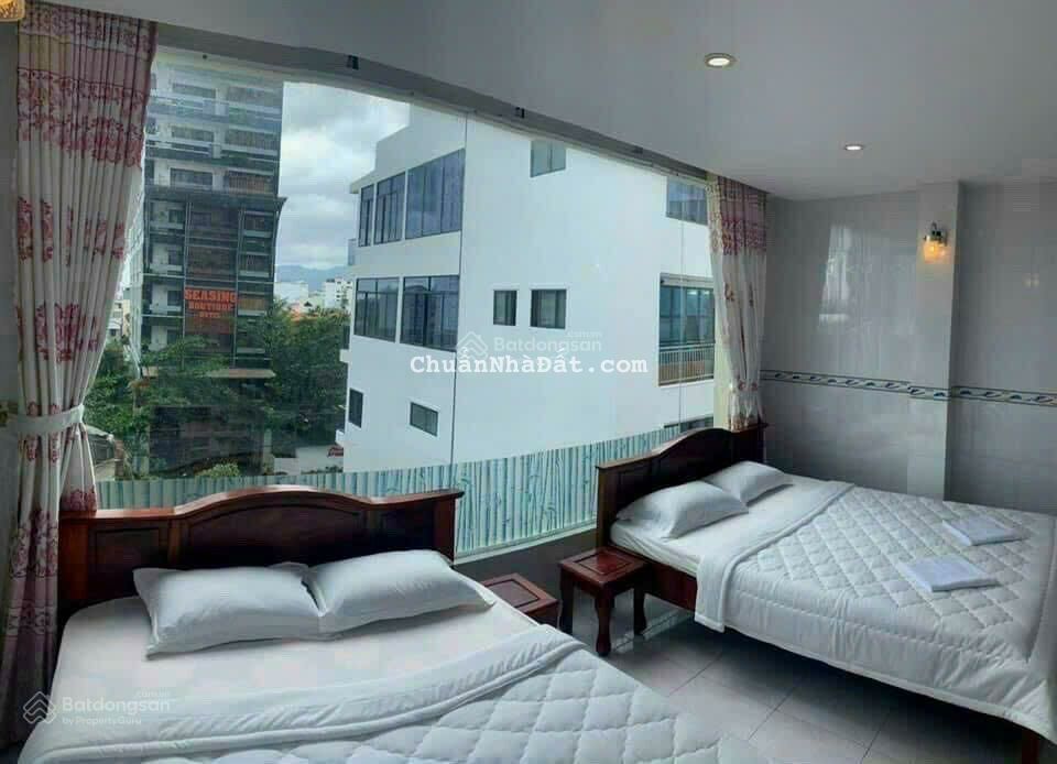 Bán khách sạn, nhà hàng, gần biển, DT 218,5 m2, ngang 10 - giá 21,5 tỷ