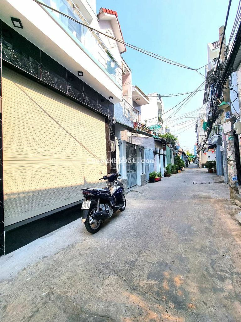Nhà sổ hồng hẻm xe hơi ,sát bên quận 7
