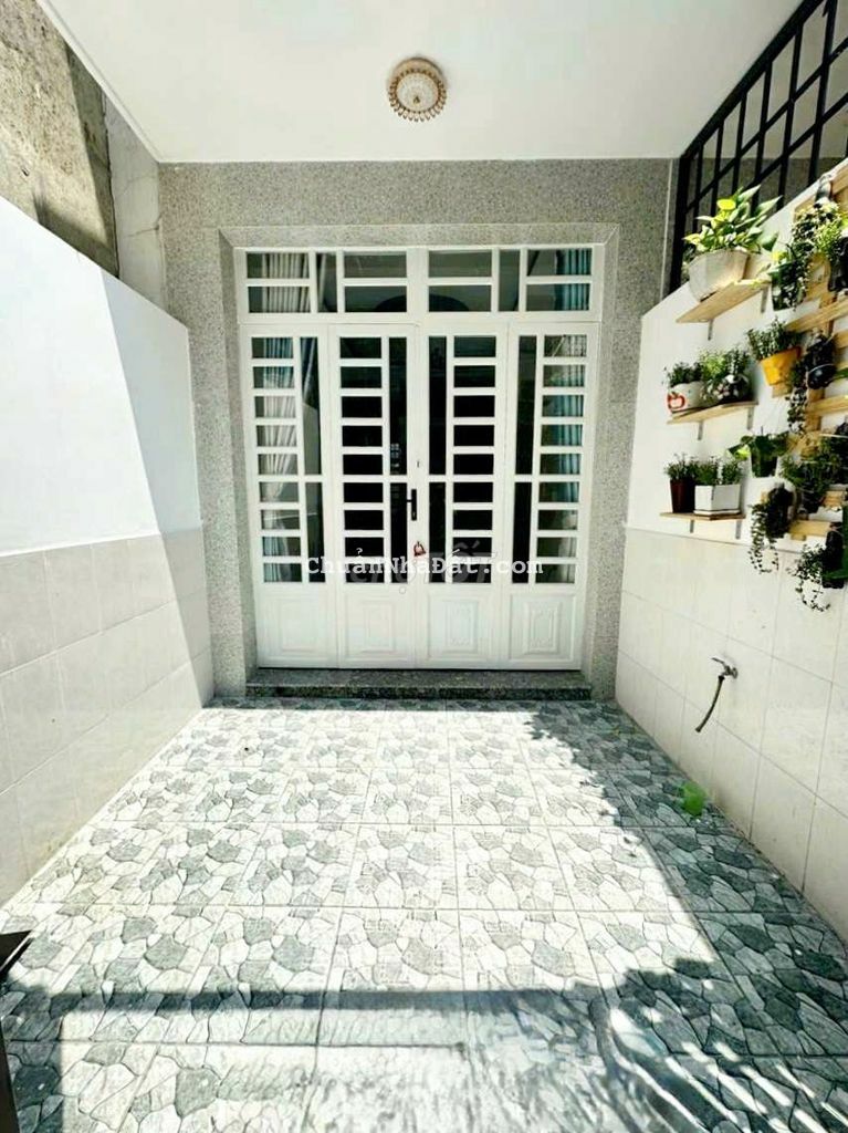 Nhà sổ hồng 2 lầu, gần đường Huỳnh Tấn Phát