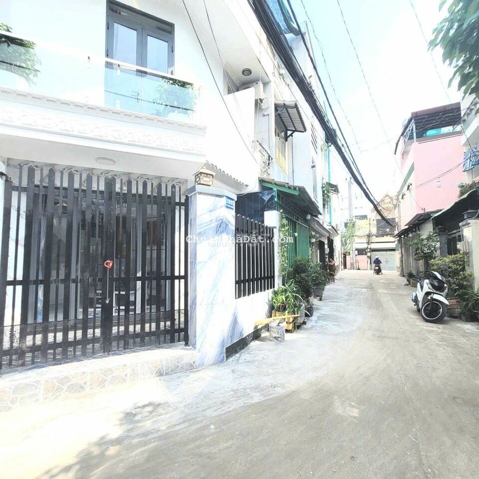 Nhà sổ hồng, hẻm xe hơi, 2 lầu. 5m×11m