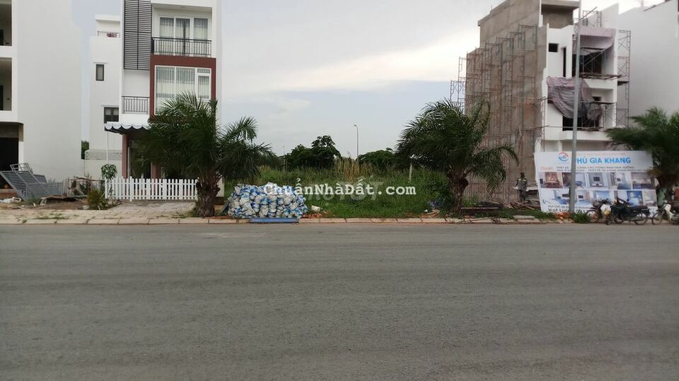 Bán nhà mặt tiền đường 40m KDC Long Thới ngày trường AIS