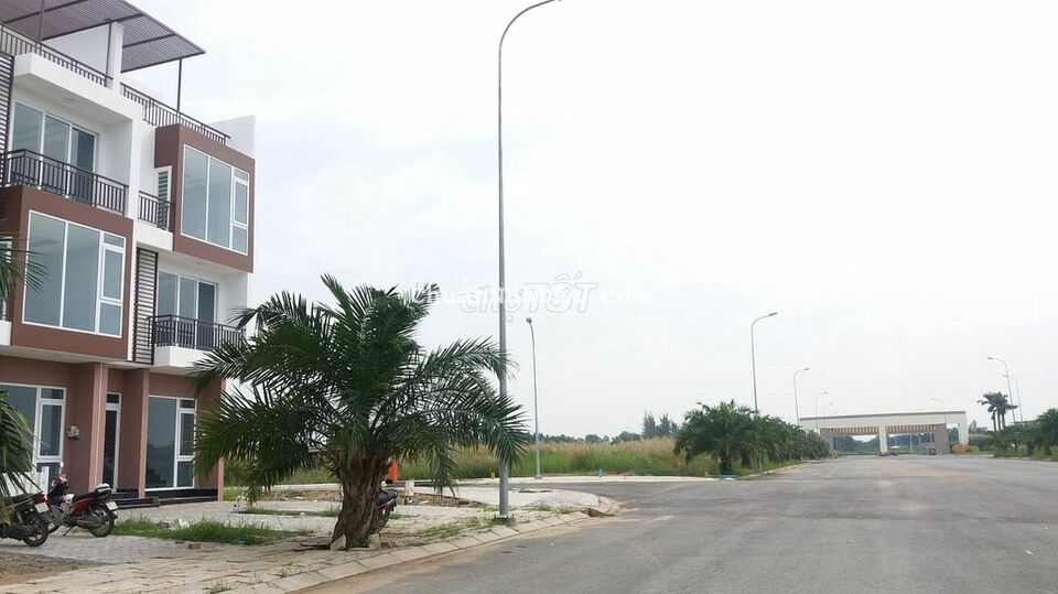 Bán nhà mặt tiền đường 40m KDC Long Thới ngày trường AIS