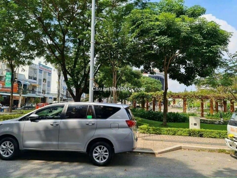 Nhà 4 tầng gần siêu thị Vincom Nhà 4 tầng gần siêu thị Vincom