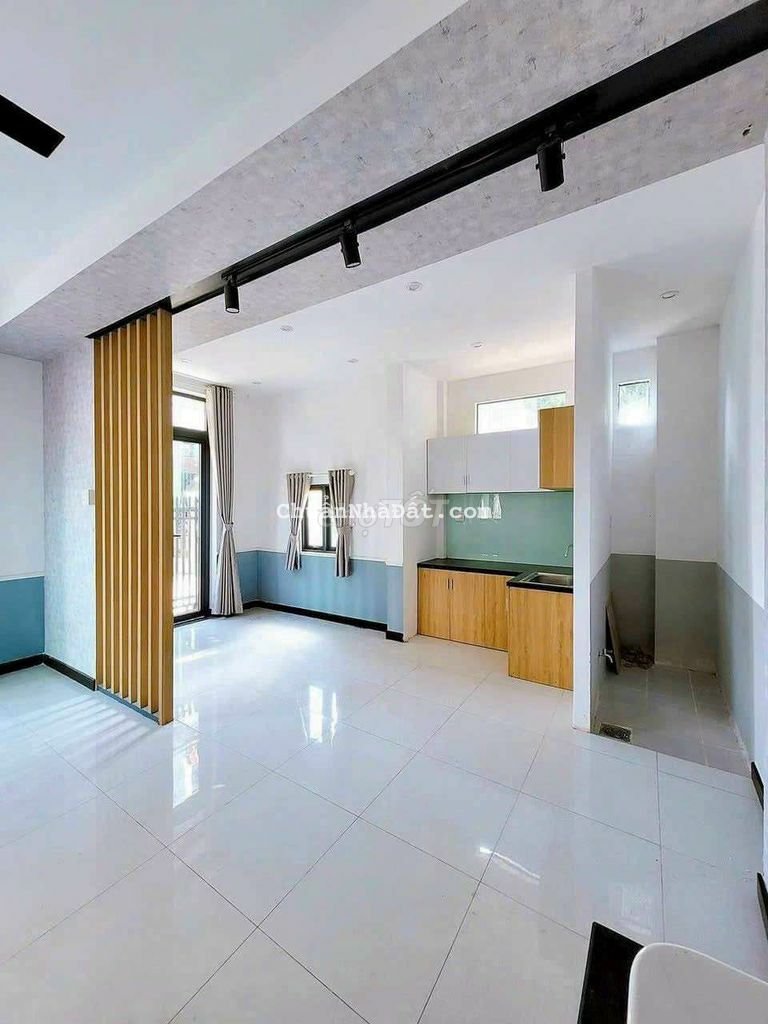 Nhà gần trường học, gần siêu thị