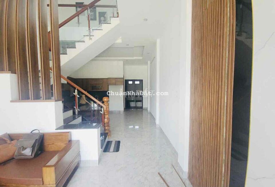 Bán căn nhà 2 tầng mới xây, đường Ô tô, cách Hùng Vương chỉ 80m Bán căn nhà 2 tầng mới xây, đường Ô tô, cách Hùng Vương chỉ 80m