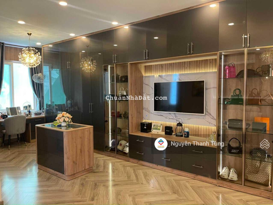 Bán nhà HXH Nguyễn Trãi, DT: 4x18m, nhà 3 lầu giá 17 tỷ TL vị trí đẹp ngay mặt tiền đường