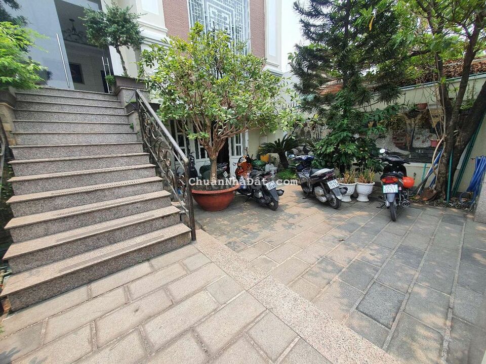 Hạ 4 tỷ Biệt thự 8m x 25m.1 hầm 3 lầu. DTSD 400m2. Mặt tiền Thới An