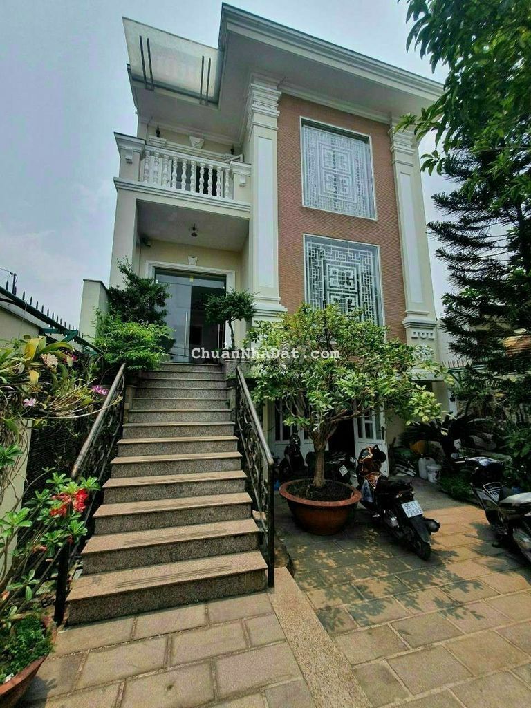 Hạ 4 tỷ bán Biệt thự 1 hầm 3 lầu.DT sàn 400m2.Mặt tiền Đường P.Thới An