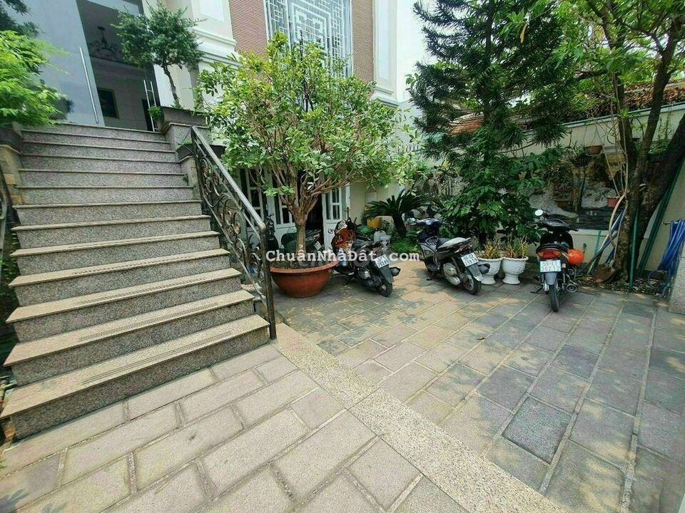 Hạ 4 tỷ bán Biệt thự 1 hầm 3 lầu.DT sàn 400m2.Mặt tiền Đường P.Thới An