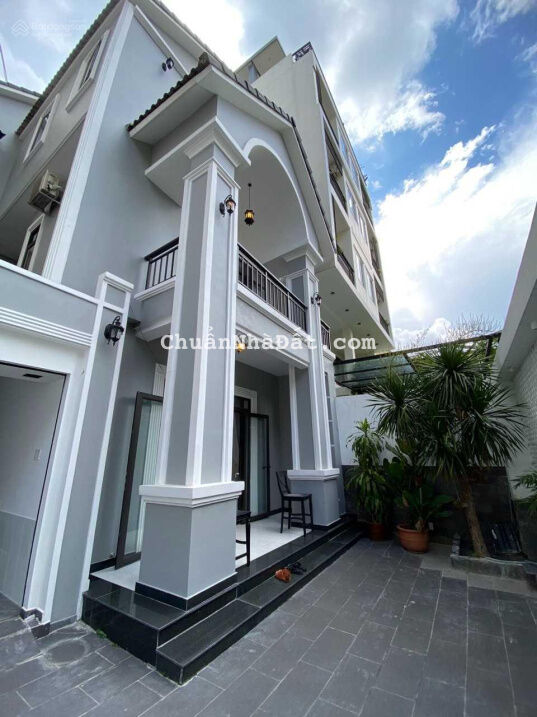 Biệt thự ngay đường Nguyễn Văn Hưởng Thảo Điền quận 2, ngang 8.5 dài 18m trệt 2 lầu. Giá 32 tỷ TL